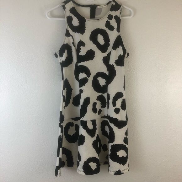 Soprano black and white sleeveless flattering fit - Picture 1 of 5